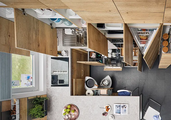 Küche aus Holz mit geöffneten Schränken, Auszügen, Kühlschrank und Arbeitsplatte von oben